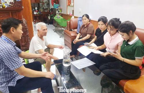 Chiến dịch 45 ngày đêm không chỉ diễn ra tại hội trường. Trước khi hỗ trợ tại điểm tiếp nhận, nhiều đoàn viên đã đến từng ngõ, gõ từng nhà hướng dẫn người dân chuẩn bị hồ sơ; đồng thời hỗ trợ thu thập, cập nhật thông tin cho người già yếu, neo đơn ngay tại nhà.