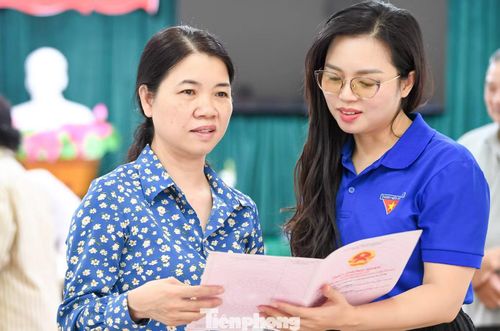 Theo chị Bùi Thị Trà Vinh - Bí thư Đoàn phường Phúc Lợi, Đoàn phường đã huy động khoảng 200 đoàn viên, chia 3 ca/ngày, đồng hành cùng 13 tổ công tác. Trước khi hỗ trợ tại các điểm tiếp nhận, đoàn viên đã xuống từng tổ dân phố tuyên truyền, hướng dẫn người dân chuẩn bị hồ sơ; đồng thời đến tận nhà hỗ trợ người cao tuổi, người gặp khó khăn trong việc đi lại.