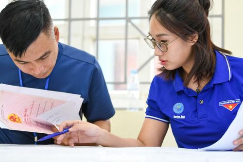  Đoàn viên trực tiếp hướng dẫn người dân kiểm tra giấy tờ, bổ sung thông tin để hoàn thành thủ tục ngay trong một lần đến làm việc. 