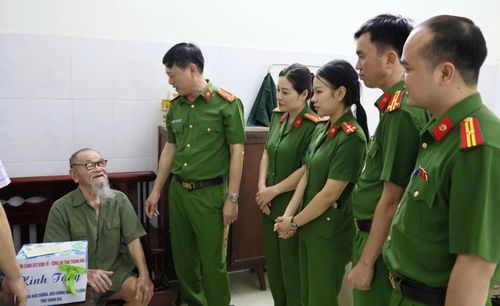 Đoàn công tác Công an tỉnh Thanh Hóa thăm thương binh Nguyễn Trọng Bái.
