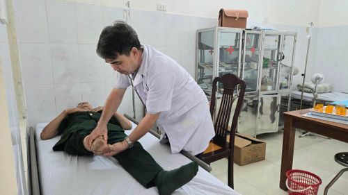 Với tinh thần, trách nhiệm cao và lòng nhân ái, đội ngũ cán bộ, y, bác sĩ, nhân viên ở Trung tâm luôn chăm sóc người có công tận tình, chu đáo.