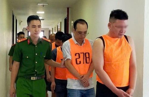 Các đối tượng tại cơ quan công an.