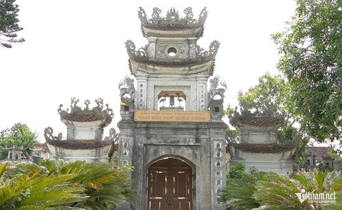 Cổng tam quan đền thờ Đinh Bạt Tụy. Ảnh: T.T