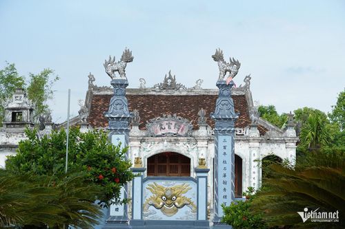 Qua cổng tam quan là nghi môn với 2 cột trụ biểu đắp hình nghê chầu, mở ra không gian linh thiêng trước khu chính điện.