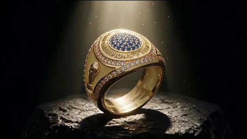Lần đầu tiên trong lịch sử World Cup, nhà vô địch ngoài được trao cúp vàng, các thành viên trong đội sẽ nhận được chiếc nhẫn đặc biệt - sẽ được đo theo kích cỡ tay của từng cầu thủ. Ảnh: FIFA
