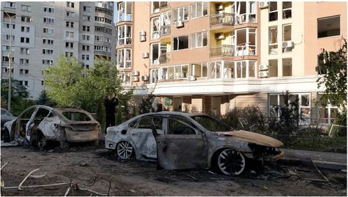 Xe hơi ở Kiev bị lửa thiêu rụi sau đợt không kích của Nga. Ảnh: Kyiv Independent