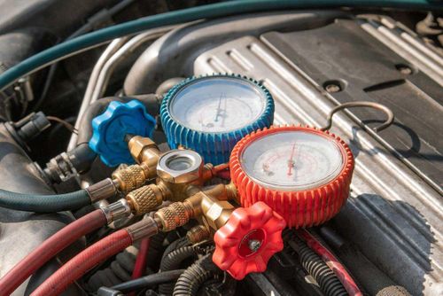 Nạp lại gas điều hòa ô tô chỉ là giải pháp tạm thời, sau đó phải kiểm tra vấn đề rò rỉ trên các đường ống dẫn. Ảnh: RYCompressors