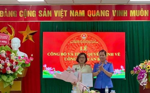 Đồng chí Hồ Ngọc Bích - Phó Bí thư Đảng ủy, Phó Viện trưởng trao Quyết định và tặng hoa chúc mừng.