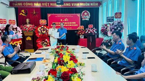  Đồng chí Vũ Thanh Lịch - Ủy viên Đảng ủy, Phó Viện trưởng trao Quyết định và tặng hoa chúc mừng.