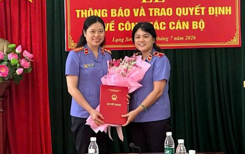  Đồng chí Nguyễn Thị Thủy - Tỉnh ủy viên, Bí thư Đảng ủy, Viện trưởng trao Quyết định và tặng hoa chúc mừng.