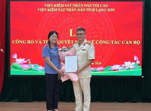  Đồng chí Nguyễn Thị Thủy - Tỉnh ủy viên, Bí thư Đảng ủy, Viện trưởng trao Quyết định và tặng hoa chúc mừng.