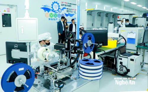 Công nhân làm việc tại nhà máy trong KCN VSIP. Ảnh: Thành Duy