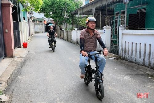 Những chiếc xe đạp điện gấp gọn dần trở thành phương tiện đi lại hằng ngày của nhiều người.