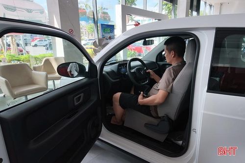 Khách hàng tìm hiểu, trải nghiệm những chiếc xe ô tô điện đô thị.