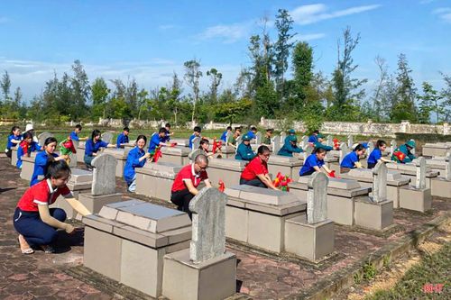 Tại các nghĩa trang liệt sĩ, nhà bia tưởng niệm, tuổi trẻ Hà Tĩnh tổ chức dâng hương, dâng hoa, vệ sinh môi trường, chỉnh trang khuôn viên, chăm sóc các phần mộ liệt sĩ, góp phần tạo cảnh quan trang nghiêm, sạch đẹp.