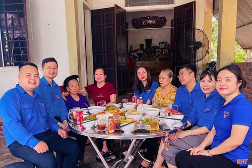 Điểm nhấn trong chuỗi hoạt động năm nay là chương trình "Bữa cơm tri ân", được tổ chức tại nhiều địa phương. Những mâm cơm ấm cúng được chính các đoàn viên, thanh niên chuẩn bị và cùng quây quần với Mẹ Việt Nam anh hùng, thương binh, bệnh binh và các gia đình người có công.