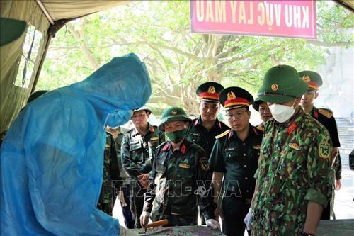 Các tổ công tác tiến hành lấy mẫu hài cốt liệt sĩ tại Nghĩa trang liệt sĩ Quốc gia Trường Sơn. Ảnh: TTXVN phát
