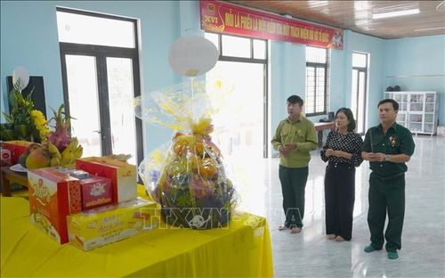 Cán bộ, chiến sĩ và nhân dân thắp hương tưởng niệm các liệt sĩ do Đội Quy tập hài cốt liệt sĩ, Sư đoàn 968 (Quân khu 4) tìm kiếm, quy tập, tạm thời bảo quản tại hội trường thôn Tân Quang, xã Hiếu Giang trước khi tổ chức lễ truy điệu và an táng. Ảnh: Thanh Thủy/TTXVN
