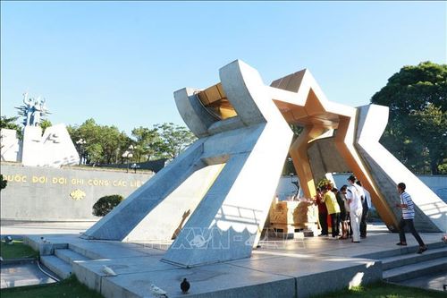 Người dân và du khách đến viếng tại Nghĩa trang Liệt sĩ Quốc gia Đường 9. Ảnh: Tường Vi/TTXVN