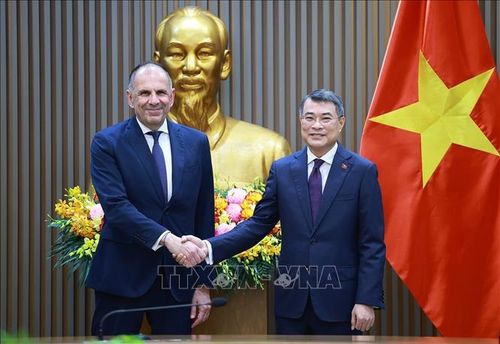 Thủ tướng Lê Minh Hưng tiếp Bộ trưởng Ngoại giao Hy Lạp George Gerapetritis. Ảnh: Dương Giang/TTXVN