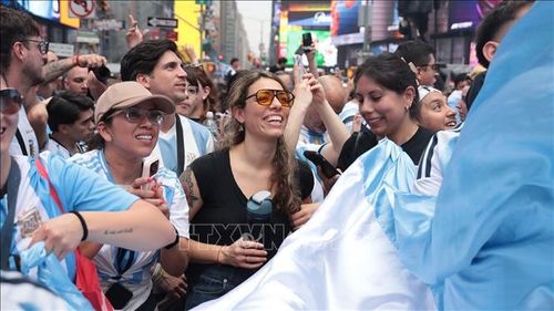 Hàng chục nghìn cổ động viên Argentina phủ kín Quảng trường Thời đại để cổ vũ cho đội nhà. Ảnh: Thanh Tuấn/Phóng viên TTXVN tại Mỹ