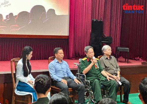 Ông Phạm Hồng Tư xúc động khi xem lại những thước phim ghi dấu một thời chiến đấu của mình và đồng đội.
