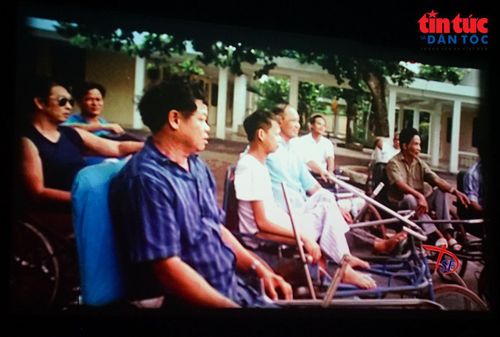 Những hình ảnh về người lính trên chiếc xe lăn trong thời bình.