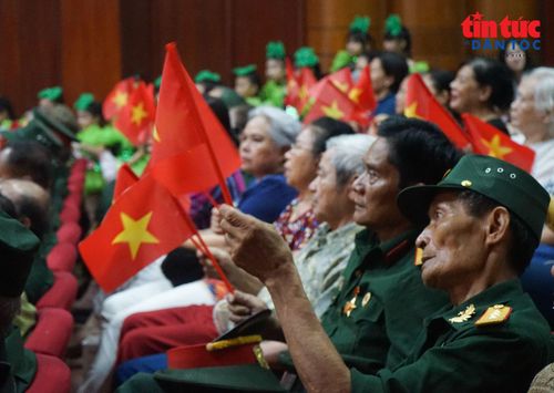 Chương trình chiếu phim tài liệu “Trên chiếc xe lăn” thu hút đông đảo các cựu chiến binh hưởng ứng.
