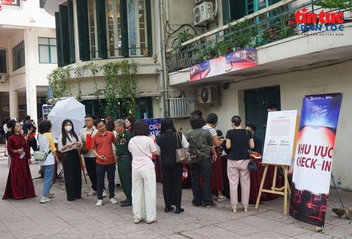 Khán giả check-in tại khu vực photobooth và nhận sổ tay “Cuộn ký ức” trong khuôn khổ chương trình “Việt Nam chưa kể hết”.