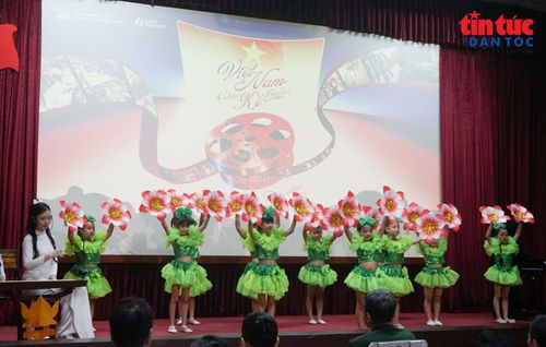 Các em thiếu nhi biểu diễn tại chương trình.