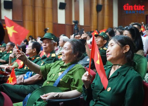 Nhiều cung bậc cảm xúc hiện rõ trên gương mặt các cô bác cựu chiến binh...