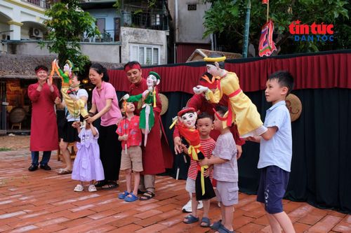 Tại không gian Hồ Văn, các hoạt động văn hóa giải trí mang đậm phong vị truyền thống như rối nước, rối cạn, hát ca trù… được tổ chức mỗi cuối tuần.