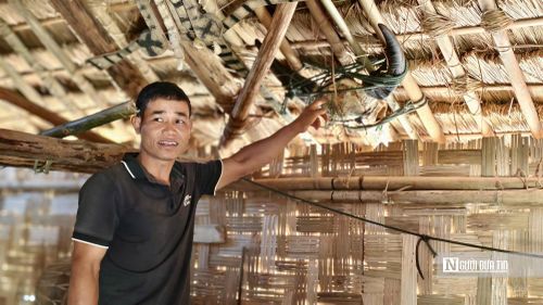 Bên trong nhà rông giờ chỉ còn lại một chiếc đầu trâu được treo trên cao.
