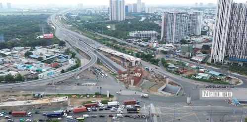 Tuy nhiên, Ban Giao thông cho biết mốc hoàn thành toàn bộ dự án vào ngày 30/4/2027 phụ thuộc vào thời gian bàn giao 2,2ha mặt bằng nói trên. Theo kế hoạch, cầu N1.2 (gói thầu XL13) sẽ hoàn thành trong thời gian 7 tháng, kể từ khi được bàn giao mặt bằng khu đất 2,2 ha để thực hiện di dời đường ống cấp nước D400, di dời hạ tầng kỹ thuật điện, viễn thông và thi công các hạng mục còn lại.