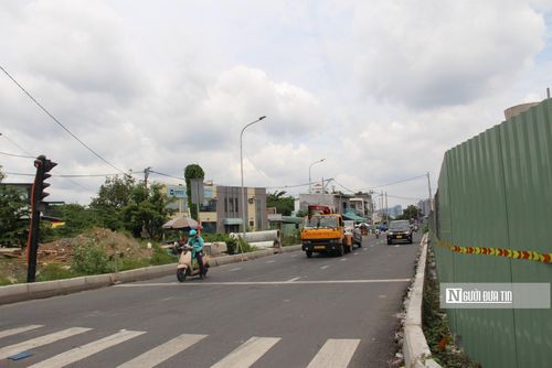 Công ty CP Địa ốc Thủ Thiêm có trách nhiệm bồi thường, GPMB diện tích 2,2ha này và bàn giao cho thành phố để mở rộng đường Lương Định Của. Tuy nhiên, đến nay, công ty vẫn chưa hoàn tất phần việc trên, khiến việc thi công mở rộng đường Lương Định Của chỉ dài khoản 600 mét nhưng hơn 10 năm chưa thi công xong. Kéo theo việc chậm tiến độ tổng thể nút giao thông An Phú như hiện nay.