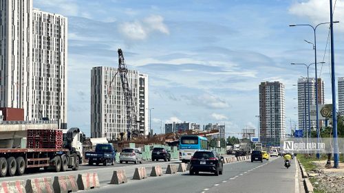 Những ngày giữa tháng 7, thời tiết tại Tp.HCM nắng oi ả, nhưng nhiều công nhân, kỹ sư vẫn được điều động đến nút giao thông An Phú (Tp.HCM) để thi công các hạng mục còn dang dở. Trên công trường, nhóm công nhân đang hoàn thành đoạn cuối hai cầu vượt nối trực tiếp đường Mai Chí Thọ với Đồng Văn Cống.
