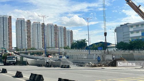 Tại nhánh cầu vượt N4, các tổ thợ tích cực cắt, uốn thép, chuẩn bị lắp đặt các hạng mục thi công tiếp theo.