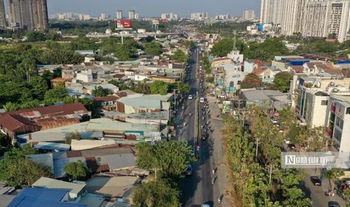 Theo ghi nhận của PV, khu đất 2,2ha nằm dọc theo đường Lương Định Của, chạy dài từ đường Nguyễn Hoàng ra nút giao thông An Phú. Ước tính, khu đất này có khoảng hơn 60 hộ dân sinh sống, cùng hàng chục cửa hàng kinh doanh được thuê lại.