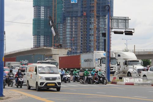 UBND Tp.HCM cho biết, vướng mắc tại khu đất 2,2ha dọc đường Lương Định Của bắt nguồn từ Quyết định ngày 5/7/2001 của Thủ tướng Chính phủ. Theo đó, Công ty Dịch vụ phát triển đô thị (nay là Công ty CP Địa ốc Thủ Thiêm) được giao 873.408m2 đất tại phường An Phú để đầu tư xây dựng hạ tầng kỹ thuật Khu đô thị Phát triển tại phường An Phú, quận 2 (cũ). Trong đó, 851.396m2 được giao để xây dựng hạ tầng kỹ thuật; phần diện tích 22.012m2 (2,2ha) còn lại do UBND Tp.HCM quản lý để mở rộng lộ giới đường theo quy hoạch.