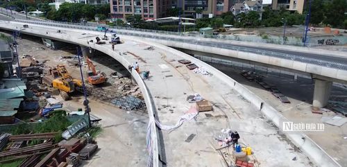 Ghi nhận tại hiện trường, mặt cầu nhánh N4 đã hoàn thiện trải bê tông, một số đoạn bắt đầu được trải thảm nhựa đường. Tất cả công nhân, kỹ sư có mặt trên công trường nút giao thông An Phú đang hối hả, khẩn trương, kết hợp với máy móc hiện đại tất bật thi công để đưa nhánh cầu vượt N4 kịp tiến độ thông xe vào cuối tháng 7 này.