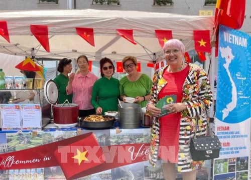 Bà Claudia Roth, Nghị sĩ Quốc hội Liên bang Đức, đến với gian hàng Việt Nam. Ảnh: TTXVN phát 