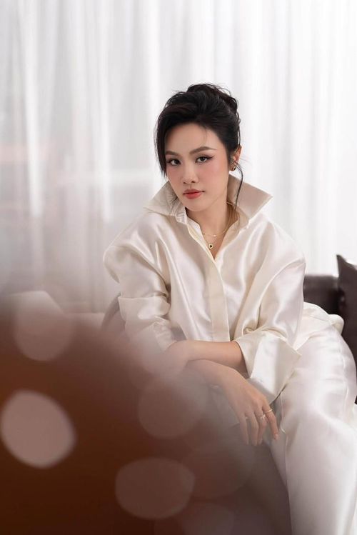 Á hậu Thủy Tiên thay đổi hình ảnh, nhan sắc ngày càng thăng hạng. (Nguồn: FBNV)