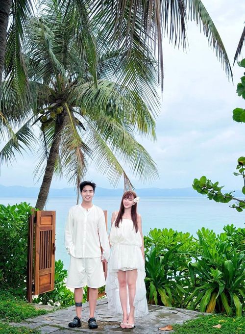 Thu Thủy và chồng trong chuyến du lịch.