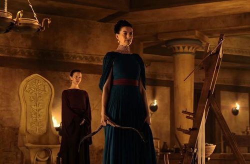 Anne Hathaway và Mia Goth trong phim The Odyssey. Ảnh: Universal Pictures