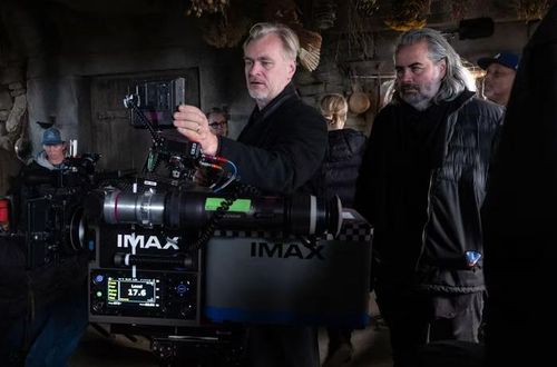 Christopher Nolan và Hoyte Van Hoytema trên phim trường trong quá trình sản xuất phim The Odyssey. Ảnh: Universal Pictures