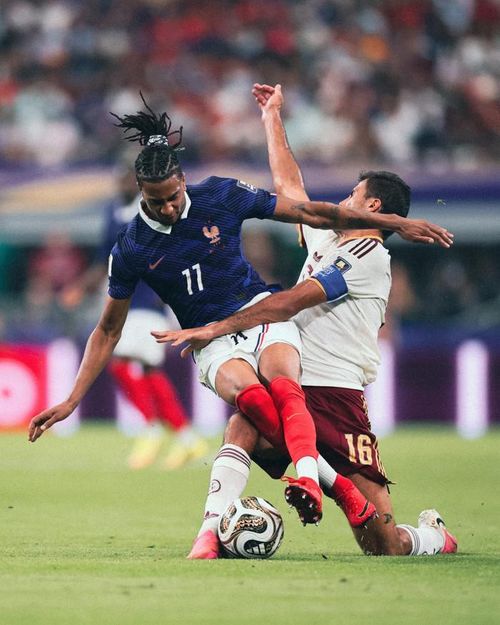 Rodri khóa chặt Olise của Pháp. Ảnh: FIFA