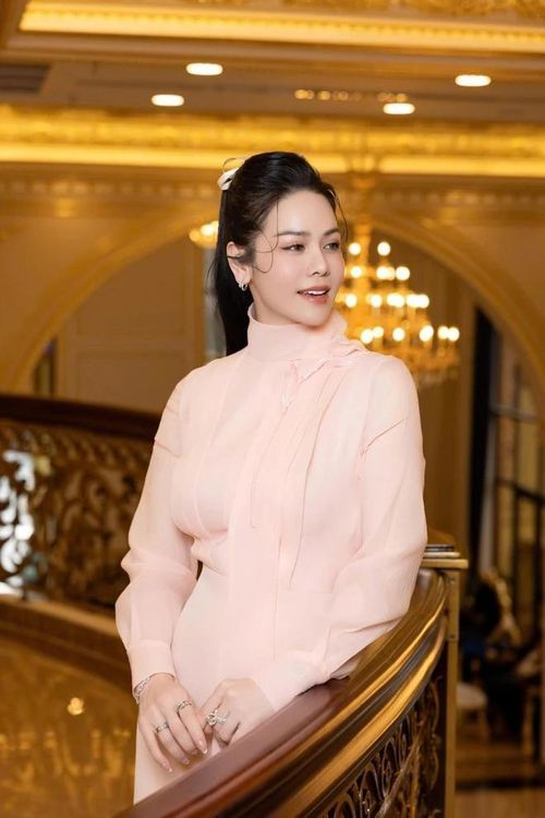 Ở tuổi 41, tên tuổi Nhật Kim Anh phủ sóng theo cách ít ai ngờ đến.