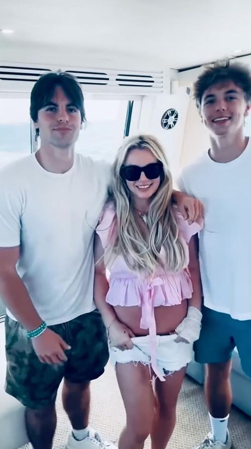 Britney Spears bên cạnh hai con Jayden James Federline và Sean Preston Federline.