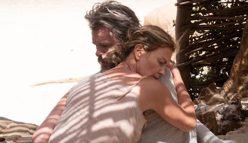 Trở thành người đàn ông của gia đình, Odysseus (Matt Damon) dùng vũ lực khống chế phù thủy Circe thay vì thỏa hiệp tình cảm. Ảnh: NSX