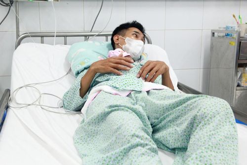 Anh N.V.T. đang ấp con trong lồng ngực.